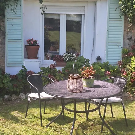 La Buganvilla En Udias كوميلاس