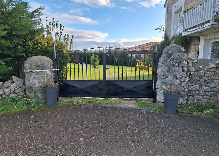 La Buganvilla En Udías Habitación en casa particular *